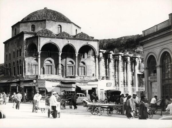 Grecia - Atene - Moschea Tzistarakis - Biblioteca di Adriano: colonne - Piazza Monastiraki - Uomini, carretti, venditori ambulanti