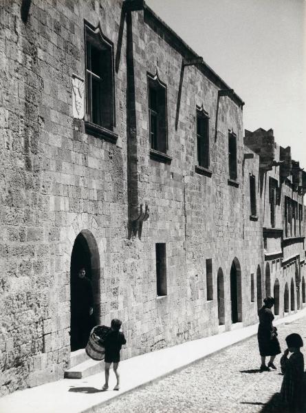 Grecia - Rodi - Via dei Cavalieri - Bambino con cesta, donne e bambina