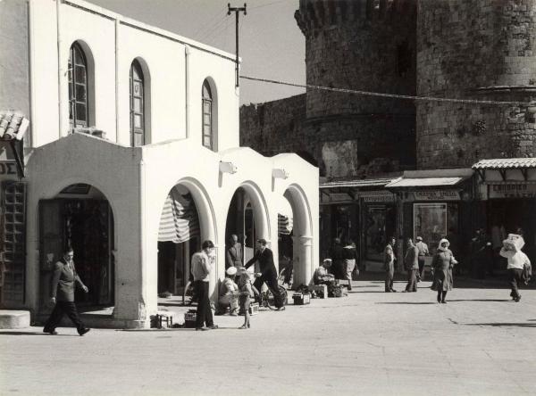 Grecia - Rodi - Quartiere turco - Piazza Ippocrate - Edificio - Porta Marina - Mura - Torri - Uomini, donne, bambini