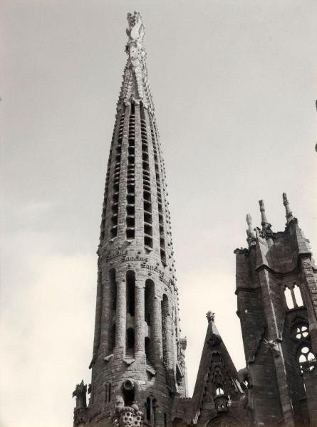 Spagna - Barcellona - Sagrada Familia (arch. Antoni Gaudí) - Esterno - Guglie