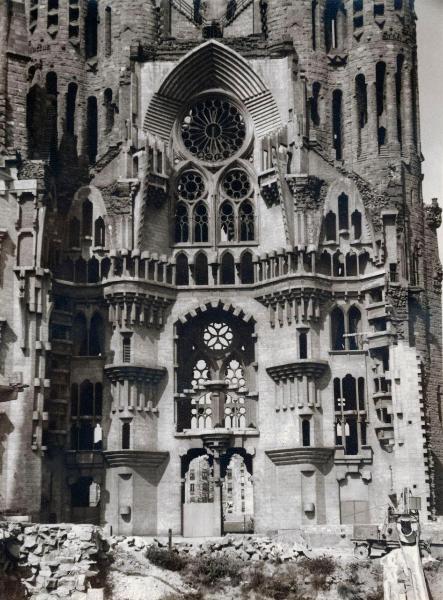 Spagna - Barcellona - Sagrada Familia (arch. Antoni Gaudí) - Esterno - Guglie - Facciata in costruzione