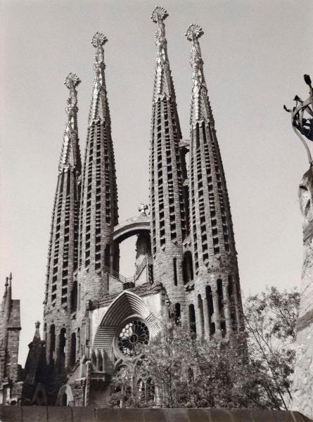 Spagna - Barcellona - Sagrada Familia (arch. Antoni Gaudí) - Esterno - Guglie - Facciata in costruzione