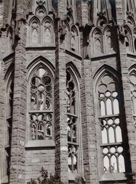 Spagna - Barcellona - Sagrada Familia (arch. Antoni Gaudí) - Esterno - Abside - Monofore