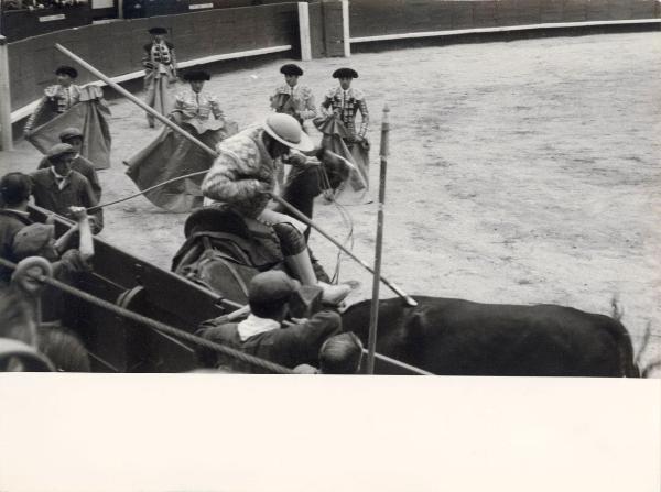 Spagna - Barcellona - Monumental de Barcellona, arena - Corrida - Tercio de varas - Picador a cavallo con picca - Toro - Banderilleros