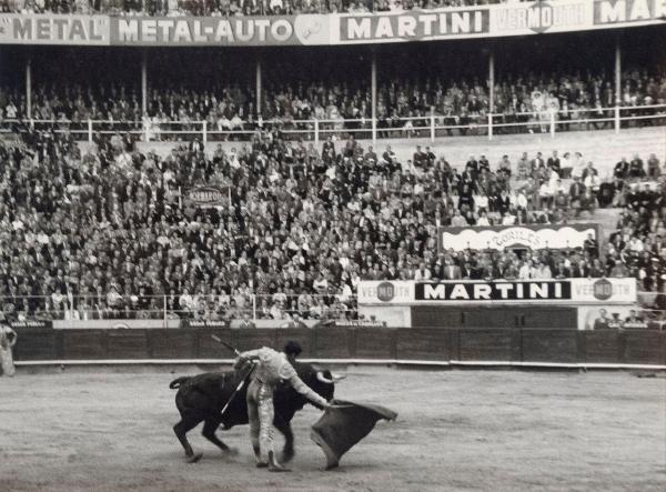 Spagna - Barcellona - Monumental de Barcellona, arena - Corrida - Tercio de muleta - Torero con muleta - Toro con banderillas - Spettatori sullo sfondo