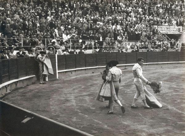 Spagna - Barcellona - Monumental de Barcellona, arena - Corrida - Torero - Banderilleros - Spettatori sullo sfondo