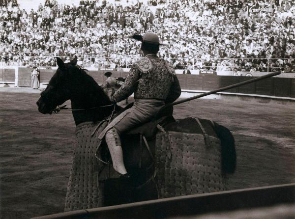 Spagna - Barcellona - Monumental de Barcellona, arena - Corrida - Tercio de varas - Picador a cavallo con picca - Spettatori sullo sfondo