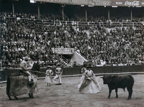 Spagna - Barcellona - Monumental de Barcellona, arena - Corrida - Tercio de varas - Picador a cavallo con picca - Toro - Toreri - Spettatori sullo sfondo