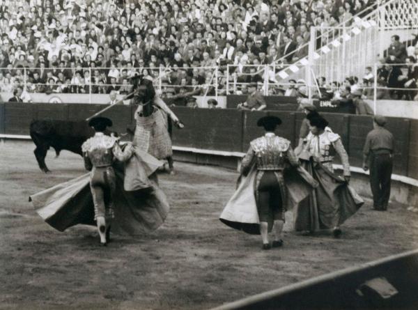 Spagna - Barcellona - Monumental de Barcellona, arena - Corrida - Tercio de varas - Picador a cavallo con picca - Toro - Toreri - Spettatori sullo sfondo