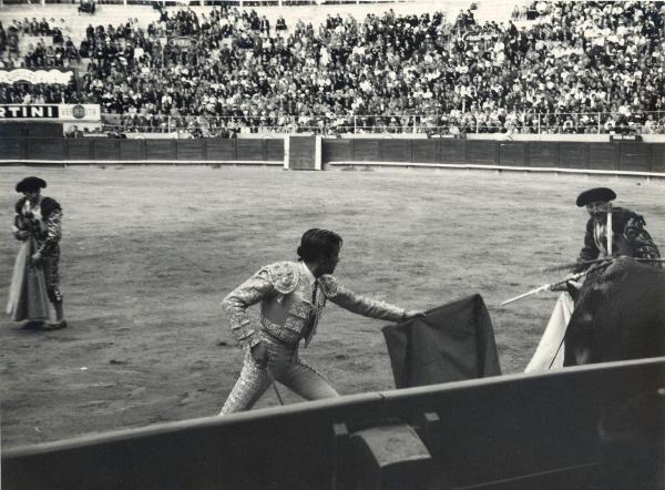 Spagna - Barcellona - Monumental de Barcellona, arena - Corrida - Tercio de muleta - Torero con muleta e spada - Banderilleros - Toro con banderillas e spada - Spettatori sullo sfondo