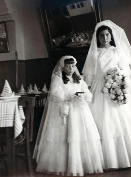 Ritratto femminile - Matrimonio - Sposa con bambina, damigella - Spagna - Segovia - Interno - Ristorante - Sala da pranzo - Tavole imbandite