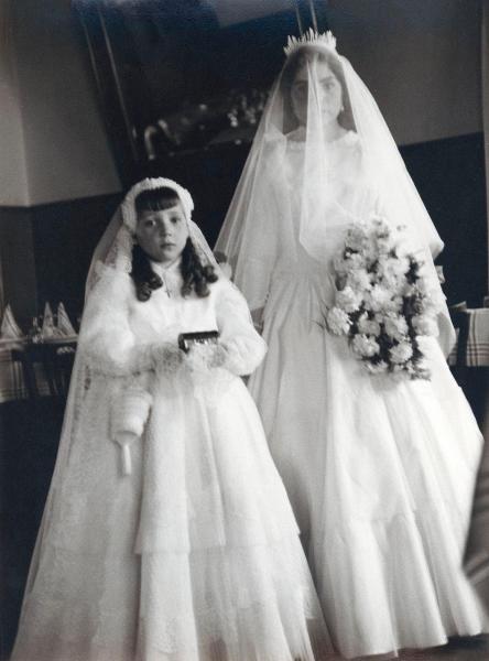 Ritratto femminile - Matrimonio - Sposa con velo e bambina, damigella - Spagna - Segovia - Interno - Ristorante - Sala da pranzo - Tavole imbandite