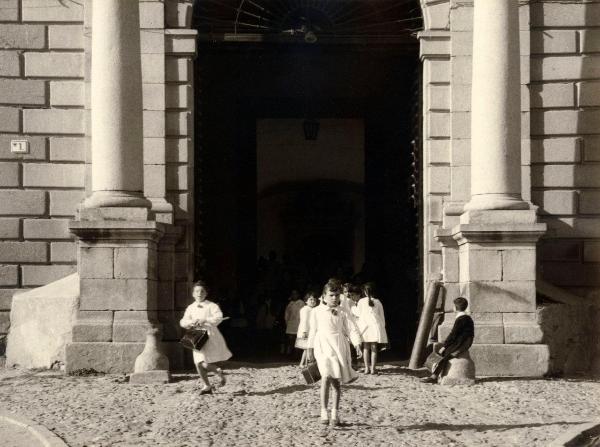 Spagna - Toledo - Ospedale di Tavera - Esterno - Ingresso - Alunne - Uscita da scuola