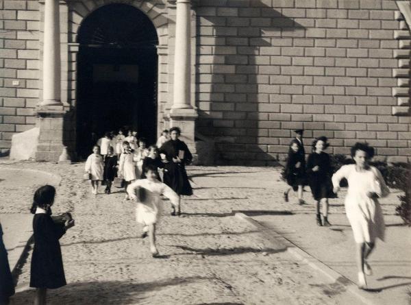 Spagna - Toledo - Ospedale di Tavera - Esterno - Ingresso - Alunne - Uscita da scuola