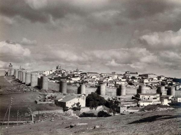 Spagna - Avila - Mura - Fortificazione - Torri semicircolari - Puerta del Carmen (porta) - La  Espadaña - Città