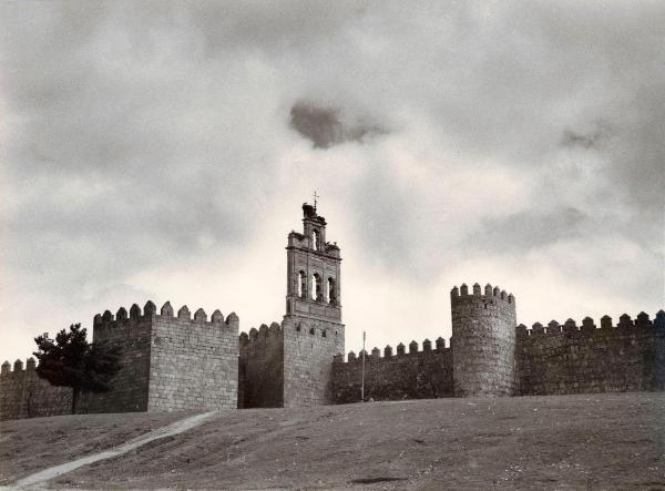 Spagna - Avila - Mura - Fortificazione - Torri semicircolari - Puerta del Carmen (porta) - La Espadaña (campanile) del Convento del Carmen Colzado