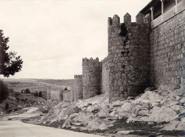 Spagna - Avila - Mura - Fortificazione - Torri semicircolari - Strada