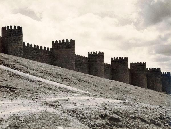 Spagna - Avila - Mura - Fortificazione - Torri semicircolari - Strada