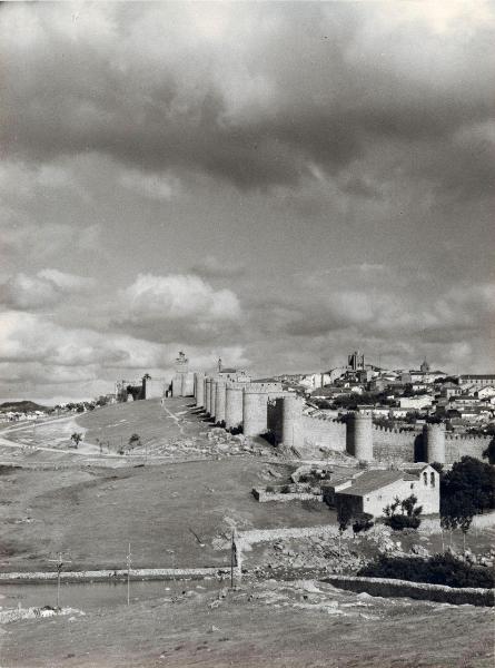 Spagna - Avila - Mura - Fortificazione - Torri semicircolari - Puerta del Carmen (porta) - La  Espadaña - Città