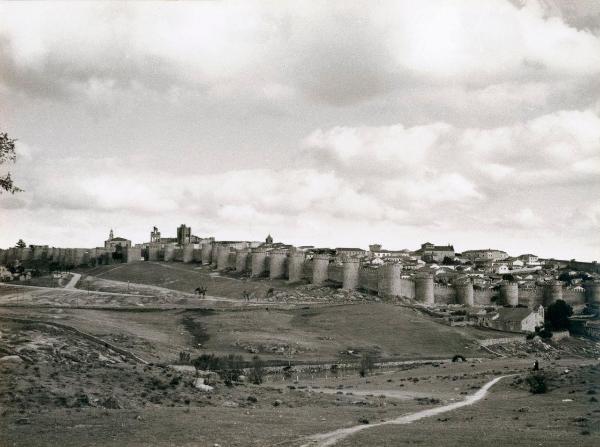 Spagna - Avila - Mura - Fortificazione - Torri semicircolari - Puerta del Carmen (porta) - La  Espadaña - Città