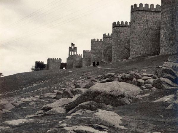 Spagna - Avila - Mura - Fortificazione - Torri semicircolari - Puerta del Carmen (porta) - La Espadaña (campanile) del Convento del Carmen Colzado