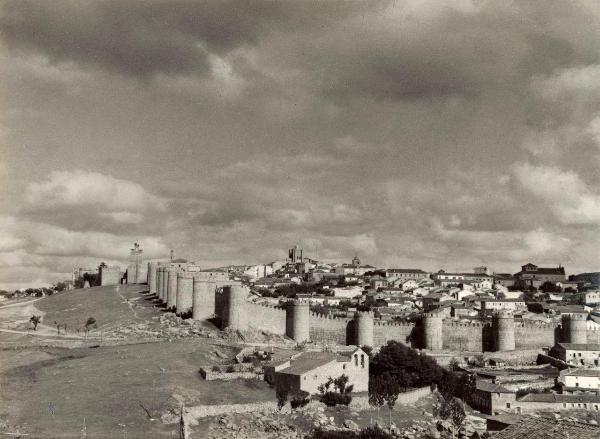 Spagna - Avila - Mura - Fortificazione - Torri semicircolari - Puerta del Carmen (porta) - La  Espadaña - Città