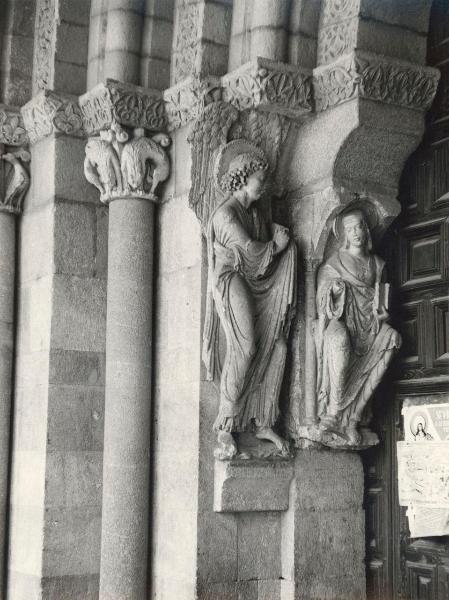 Scultura - Annunciazione - Spagna - Avila - Basilica di San Vicente (chiesa) - Esterno - Portale sud - Lato di sinistra