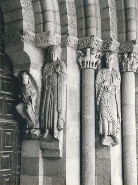 Scultura - Statue: re, figura femminile e maschile - Spagna - Avila - Basilica di San Vicente (chiesa) - Esterno - Portale sud - Lato di destra