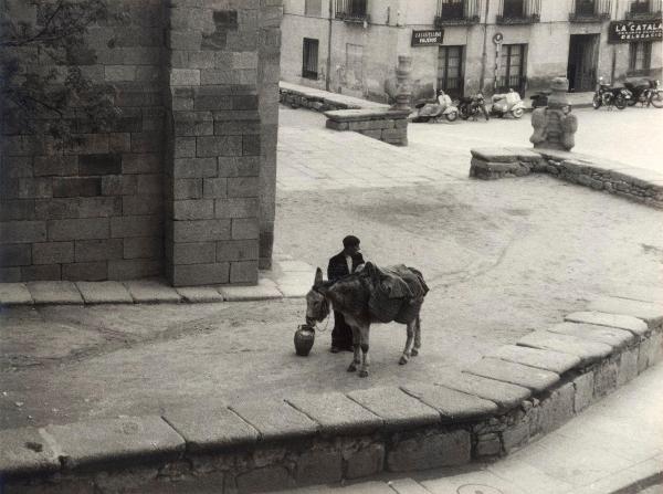 Spagna - Avila - Chiesa di San Pedro - Esterno - Lato di sinistra - Uomo con asino: contadino