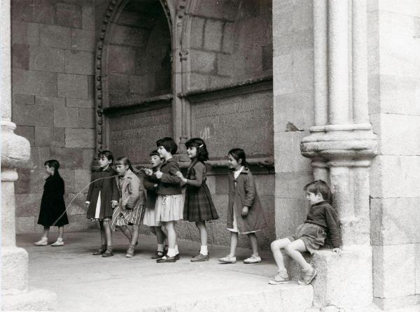 Spagna - Avila - Basilica di San Vicente (chiesa) - Esterno - Portale sud - Porticato - Bambine, bambini - Gioco