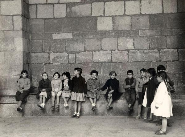 Spagna - Avila - Basilica di San Vicente (chiesa) - Esterno - Porticato - Bambine, bambini - Gioco