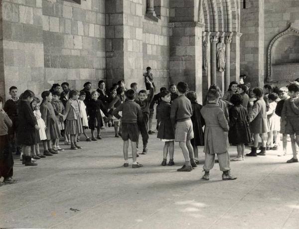 Spagna - Avila - Basilica di San Vicente (chiesa) - Esterno - Portale sud - Porticato - Bambine, bambini - Gioco