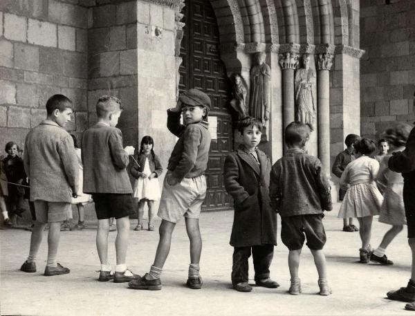 Spagna - Avila - Basilica di San Vicente (chiesa) - Esterno - Portale sud - Bambine, bambini - Gioco