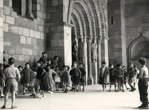 Spagna - Avila - Basilica di San Vicente (chiesa) - Esterno - Portale sud - Bambine, bambini - Gioco