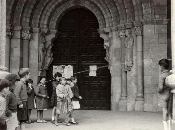 Spagna - Avila - Basilica di San Vicente (chiesa) - Esterno - Portale sud - Bambine, bambini - Gioco