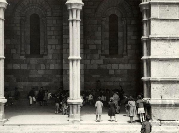 Spagna - Avila - Basilica di San Vicente (chiesa) - Esterno - Porticato - Bambine, bambini - Gioco