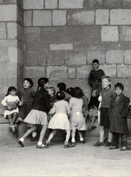 Spagna - Avila - Basilica di San Vicente (chiesa) - Esterno - Porticato - Bambine, bambini - Gioco