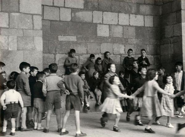 Spagna - Avila - Basilica di San Vicente (chiesa) - Esterno - Porticato - Bambine, bambini - Gioco: girotondo