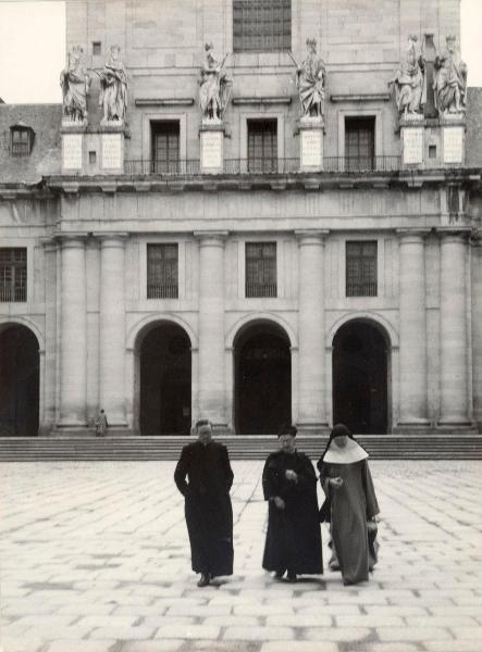 Spagna - Madrid - Monastero El Escorial - Cortile: corte regia - Chiesa: facciata principale - Preti - Suora