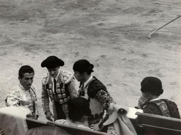 Spagna - Madrid - Las Ventas, arena - Corrida - Torero con banderilleros vicino agli spalti