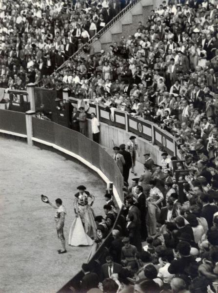 Spagna - Madrid - Las Ventas, arena - Corrida - Torero: saluto - Banderilleros - Spettatori sugli spalti