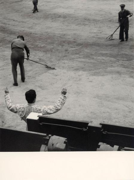 Spagna - Madrid - Las Ventas, arena - Corrida - Torero a braccia alzate - Uomini di servizio: pulizia