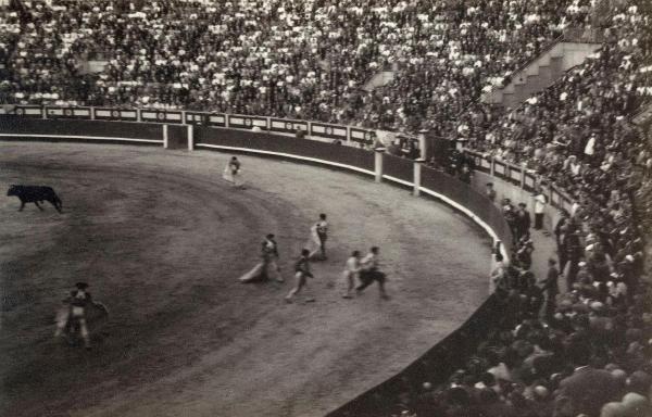 Spagna - Madrid - Las Ventas, arena - Corrida - Torero con banderilleros - Toro - Spettatori sugli spalti