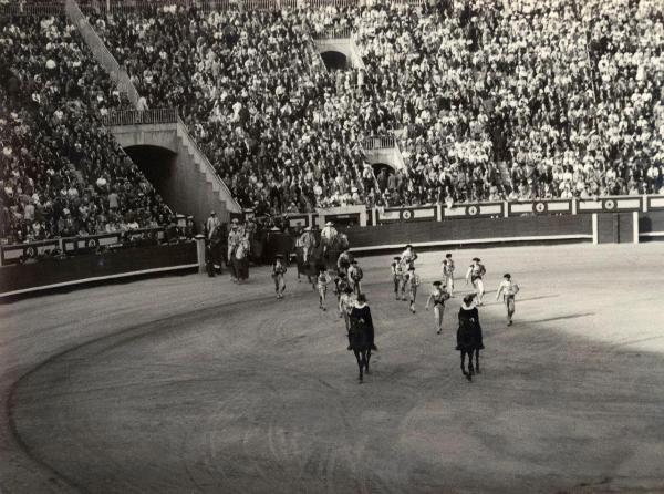 Spagna - Madrid - Las Ventas, arena - Corrida - Ingresso dei toreri e picadores a cavallo - Spettatori sugli spalti