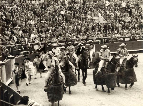 Spagna - Madrid - Las Ventas, arena - Corrida - Ingresso dei toreri e picadores a cavallo - Spettatori sugli spalti