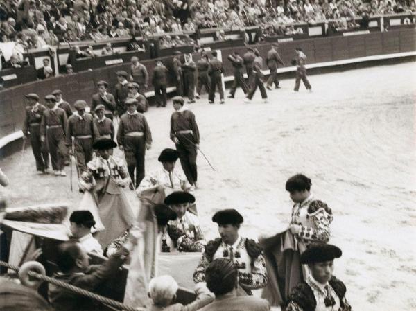 Spagna - Madrid - Las Ventas, arena - Corrida - Ingresso dei toreri e degli uomini di servizio - Spettatori sugli spalti