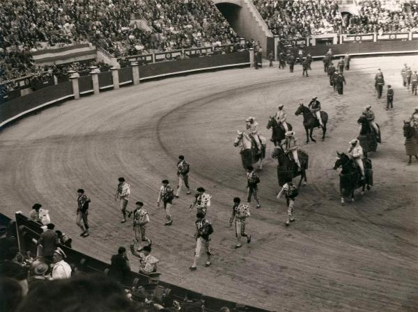 Spagna - Madrid - Las Ventas, arena - Corrida - Ingresso dei toreri e picadores a cavallo - Spettatori sugli spalti