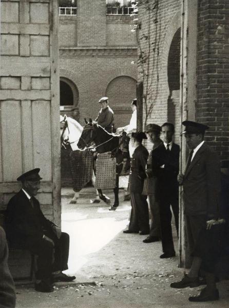 Spagna - Madrid - Las Ventas, arena - Interno - Uomini sui cavalli da picar (caballos da picar) - Uomini: guardiani - Corrida