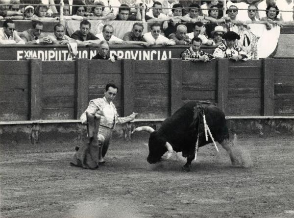 Spagna - Madrid - Las Ventas, arena - Corrida - Tercio de muleta - Torero con muleta - Toro con banderillas - Spettatori