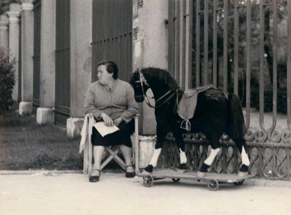 Spagna - Madrid - Paseo del Prado - Donna seduta su una sedia - Cavallo a dondolo con ruote